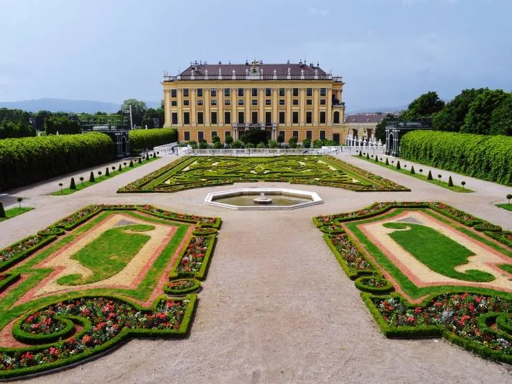 Dvorac Schönbrunn u Beču – dvorac u kojem je svirao Mozart