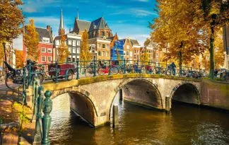 Amsterdam in cvetoča Nizozemska