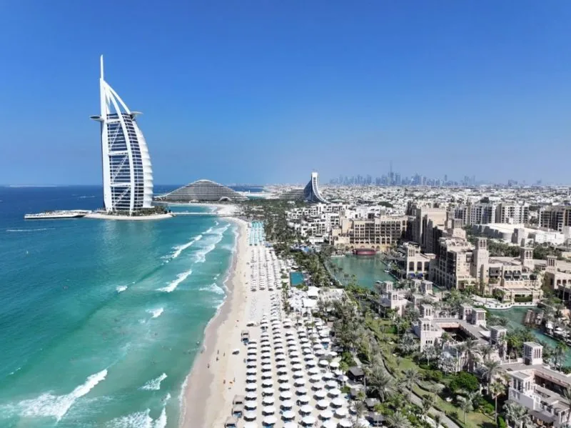 Med futurističnim Dubajem in veličastnim Abu Dhabijem